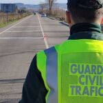 La Guardia Civil auxilia al conductor de un camión que quedó inconsciente mientras conducía