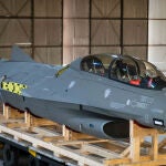 Milei ya tiene su primer F-16: es de segunda mano y viene desmontado, pero marcará un antes y un después