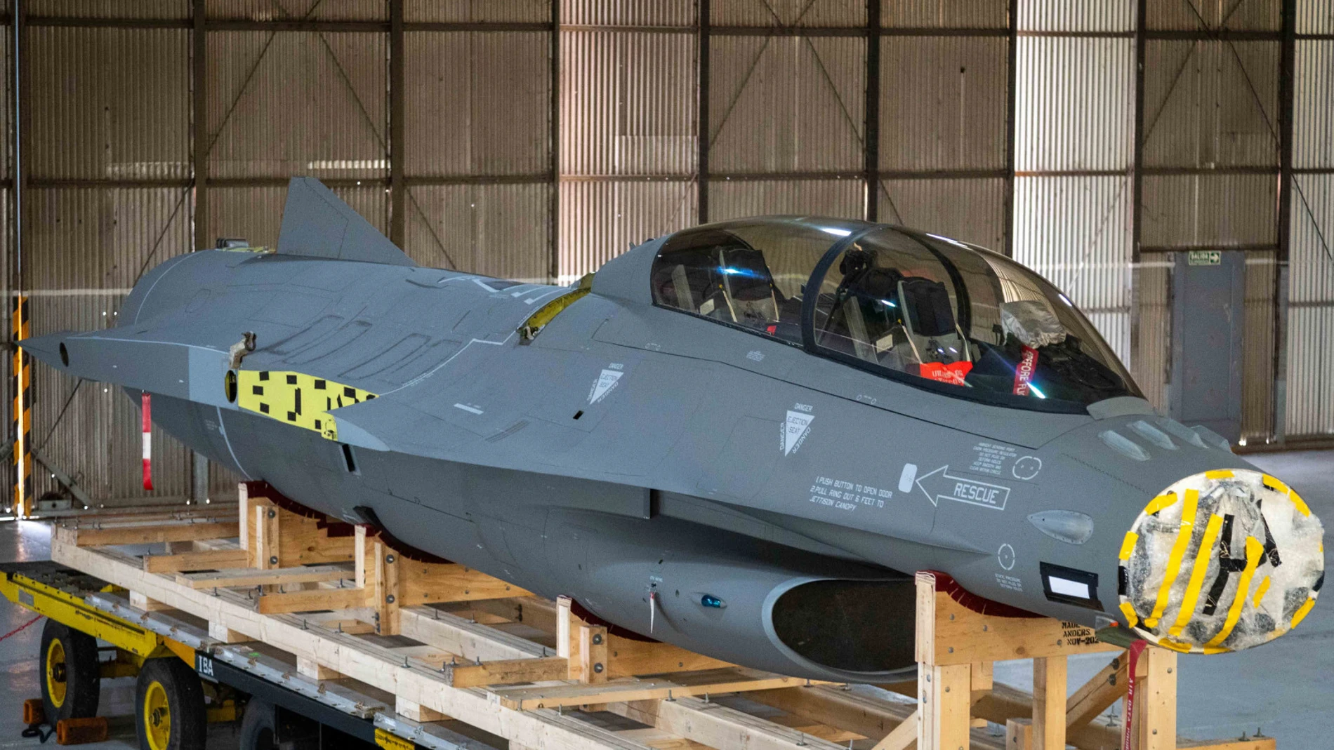 Milei ya tiene su primer F-16: es de segunda mano y viene desmontado, pero marcará un antes y un después