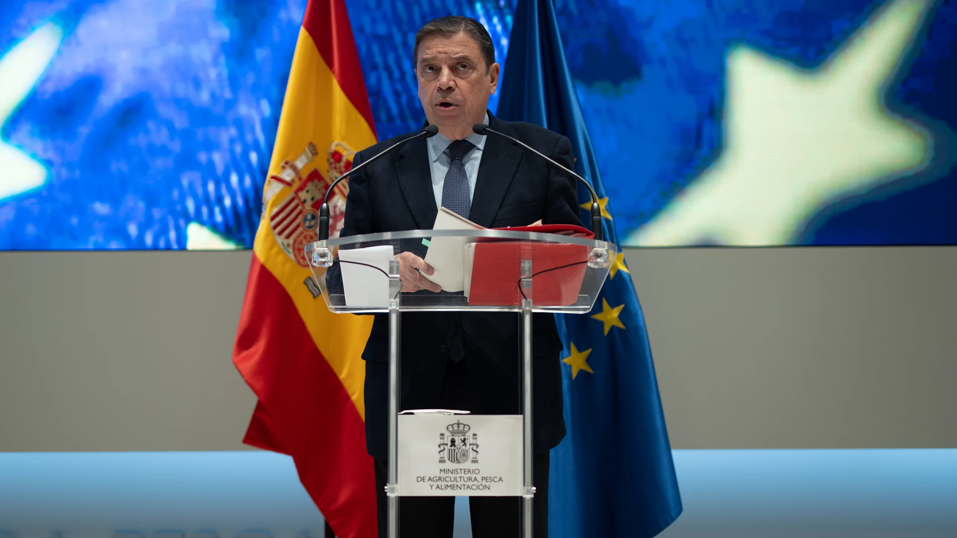El ministro de Agricultura, Pesca y Alimentación, Luis Planas, ofrece una rueda de prensa tras una reunión para hacer balance del acuerdo de las 43 medidas de apoyo al sector agrario español, en el Ministerio de Agricultura, Pesca y Alimentación, a 20 de diciembre de 2024, en Madrid (España). El acuerdo fue firmado en abril por el Ministerio junto con la Unión de Pequeños Agricultores y Ganaderos (UPA) y la Unión de Uniones. 20 DICIEMBRE 2024;ACUERDO;APOYO;AGRARIO;AGRICULTORES;GANADEROS Ale...