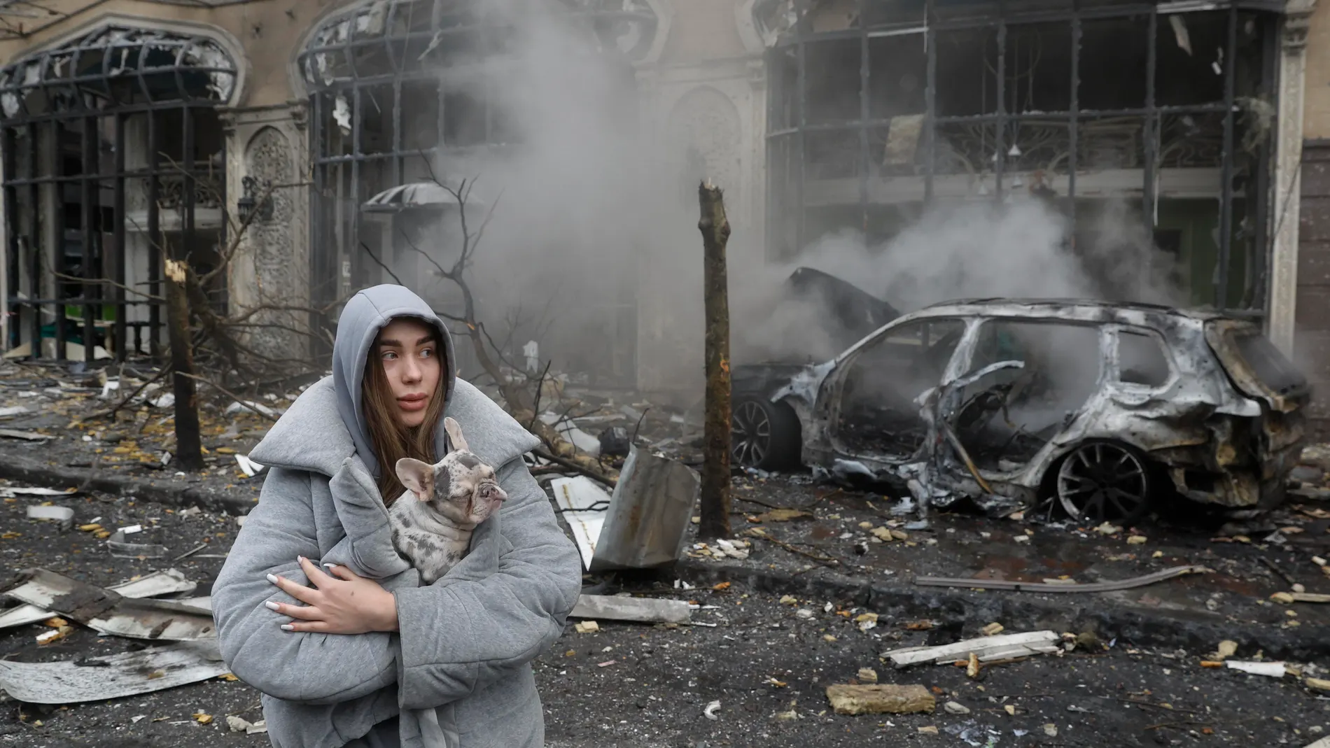-FOTODELDIA- KIEV, 20/12/2024.- Una joven sostiene en brazos a un perro tras un ataque con misiles en Kiev, Ucrania, este viernes. Rusia realizó este viernes un ataque combinado de misiles contra objetivos militares en Ucrania en respuesta al lanzamiento por parte del Ejército ucraniano de misiles occidentales de alta precisión contra una fábrica en la región rusa de Rostov. EFE/ Sergey Dolzhenko