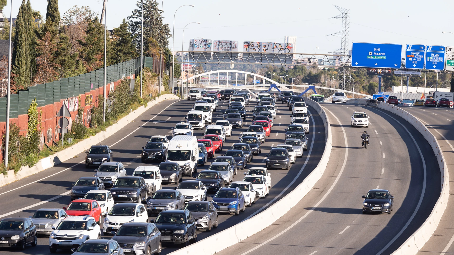 Atasco en la A-6, a 20 de diciembre de 2024, en Madrid (España). La Dirección General de Tráfico (DGT) prevé más de 20 millones de desplazamientos por carretera esta Navidad. Hoy comienza la operación salida, que se prolongará hasta el 6 de enero. El operativo se desarrollará en varias fases que coinciden con las principales festividades navideñas. La primera de ellas comienza hoy y finaliza el próximo 25 de diciembre, en la que se registrarán unos 6,7 millones de desplazamientos. La fase de ...