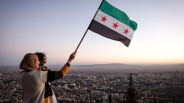 Damascus (Syrian Arab Republic), 19/12/2024.- A mother and daughter admire the view from Mount Qasioun with the new Syrian flag in Damascus, Syria, 19 December 2024. Syrian rebels entered Damascus on 08 December 2024 and announced in a televised statement the 'Liberation of the city of Damascus and the overthrow of Bashar al-Assad', as well as the release of all the prisoners. (Siria, Damasco) EFE/EPA/ANTONIO PEDRO SANTOS
