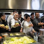 Cocineros en plena elaboración de menús para repartir en Nochebuena y Navidad en Alicante y Valencia