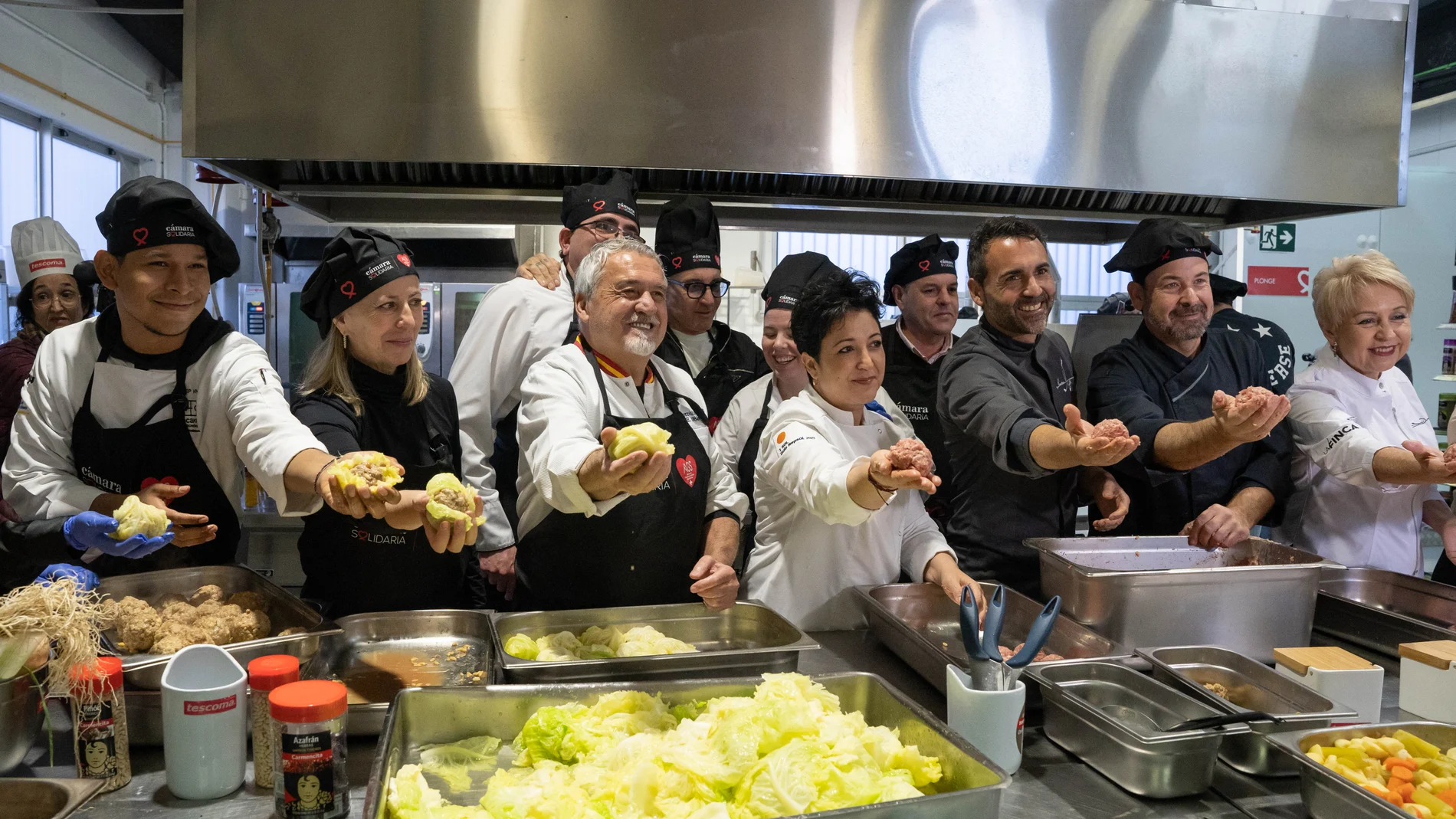 Cocineros en plena elaboración de menús para repartir en Nochebuena y Navidad en Alicante y Valencia