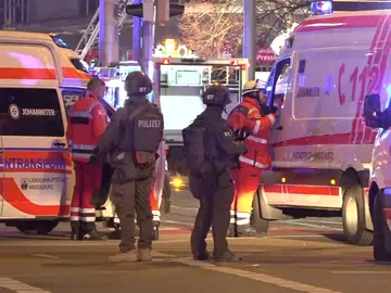 Policía alemana junto a las ambulancia en el lugar del atropello mortal en Magdeburgo Policía alemana junto a las ambulancia en el lugar del atropello mortal en Magdeburgo