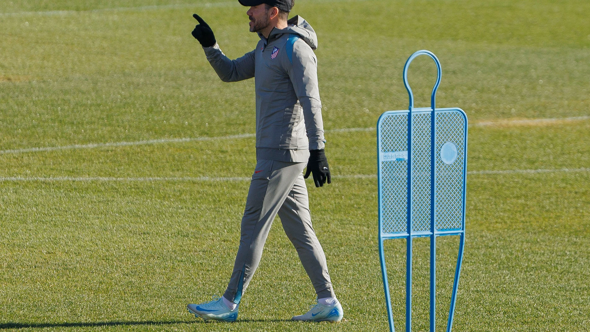 -FOTODELDIA- MAJADAHONDA (MADRID), 20/12/2024.- El entrenador del Atlético de Madrid, Pablo Simeone, durante el entrenamiento previo al partido de La Liga contra el FC Barcelona en la Ciudad Deportiva de Majadahonda, Madrid, este viernes. EFE/Sergio Pérez