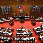 Taiwán.- Diputados de Taiwán protagonizan una pelea en el Parlamento durante la votación de varias leyes