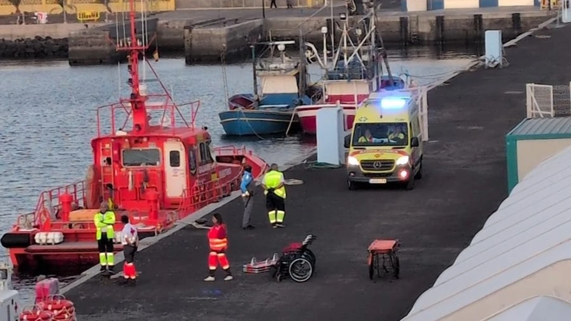 Dispositivo sanitario para atender a migrantes en un puerto canario REMITIDA / HANDOUT por 112 CANARIAS Fotografía remitida a medios de comunicación exclusivamente para ilustrar la noticia a la que hace referencia la imagen, y citando la procedencia de la imagen en la firma 20/12/2024
