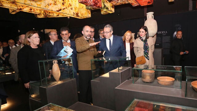 El presidente de la Diputación de Alicante, Toni Pérez, en la inauguración hoy de la nueva exposición del Marq