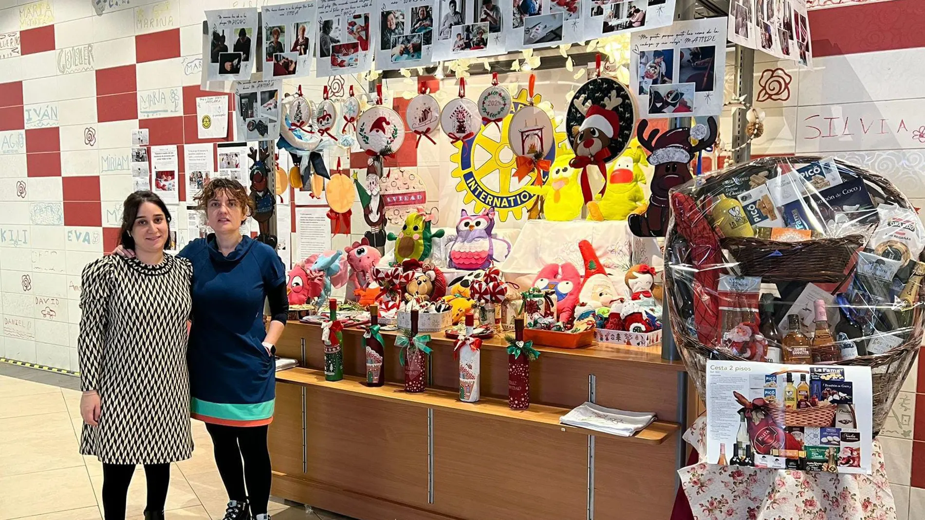 Los adornos navideños creados por los residentes de la residencia en el Mercadillo Benéfico de Ponferrada