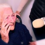 Ante la falta de asistencia estatal, un empresario de Catarroja ayuda a una vecina de 91 años a recuperar su casa