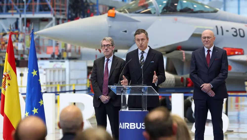 La ministra de Defensa, Margarita Robles, formaliza el acuerdo al que ha llegado su departamento para la adquisición de 25 Eurofighter