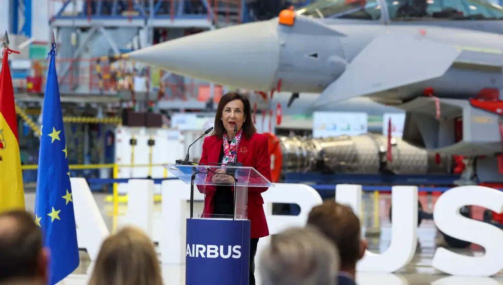 La ministra de Defensa, Margarita Robles, formaliza el acuerdo al que ha llegado su departamento para la adquisición de 25 Eurofighter