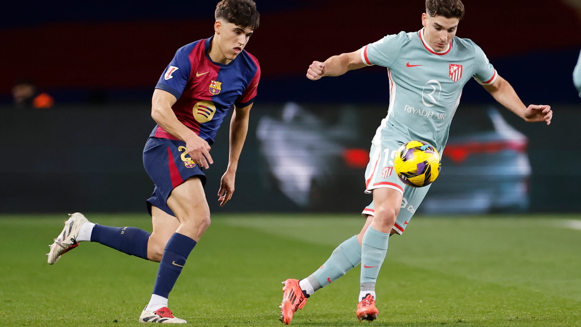 BARCELONA, 21/12/2024.- El delantero argentino del Atlético de Madrid Julián Álvarez (d) pelea un balón con el defensa del Barcelona Pau Cubarsí durante el partido de LaLiga entre el Barcelona y el Atlético de Madrid, este sábado en el estadio olímpico Lluis Companys. EFE/ Alberto Estévez