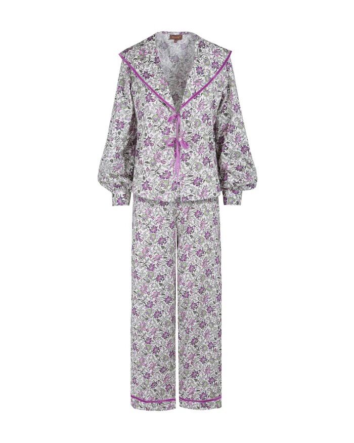 Pijama de estampado floral.