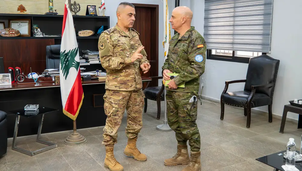 El general Ruiz conversa con un mando del Ejército libanés