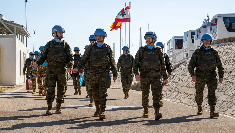 El general Ruiz (segundo por la izquierda) junto a efectivos españoles en la base "Miguel de Cervantes"