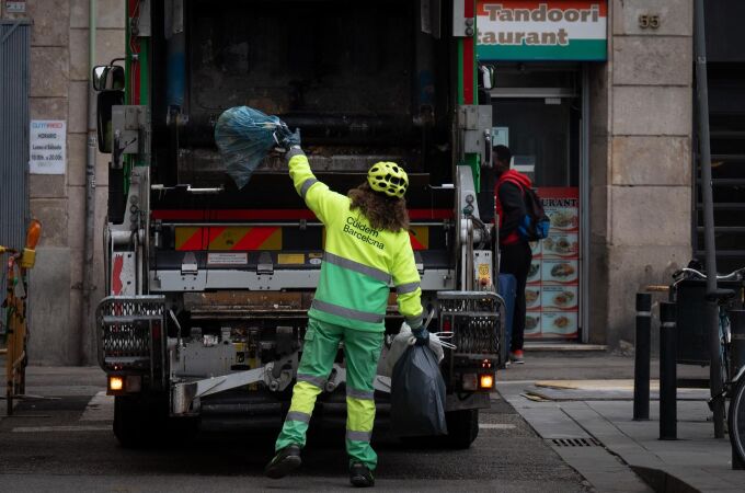 Collboni responde al toque de atención en las encuestas y refuerza la limpieza en Barcelona