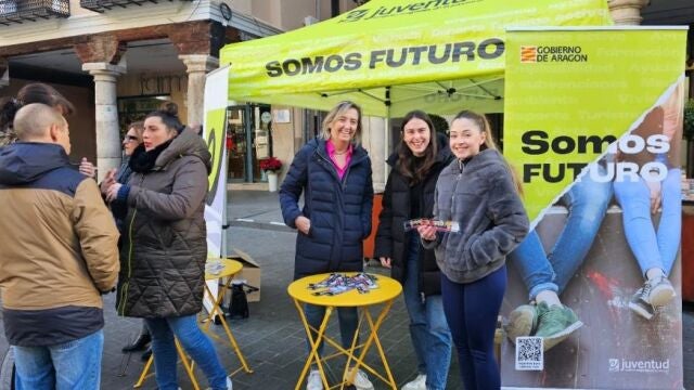 Reparto de pulseras para la detección de sustancias psicoactivas en la bebida llevada a cabo este sábado en Teruel