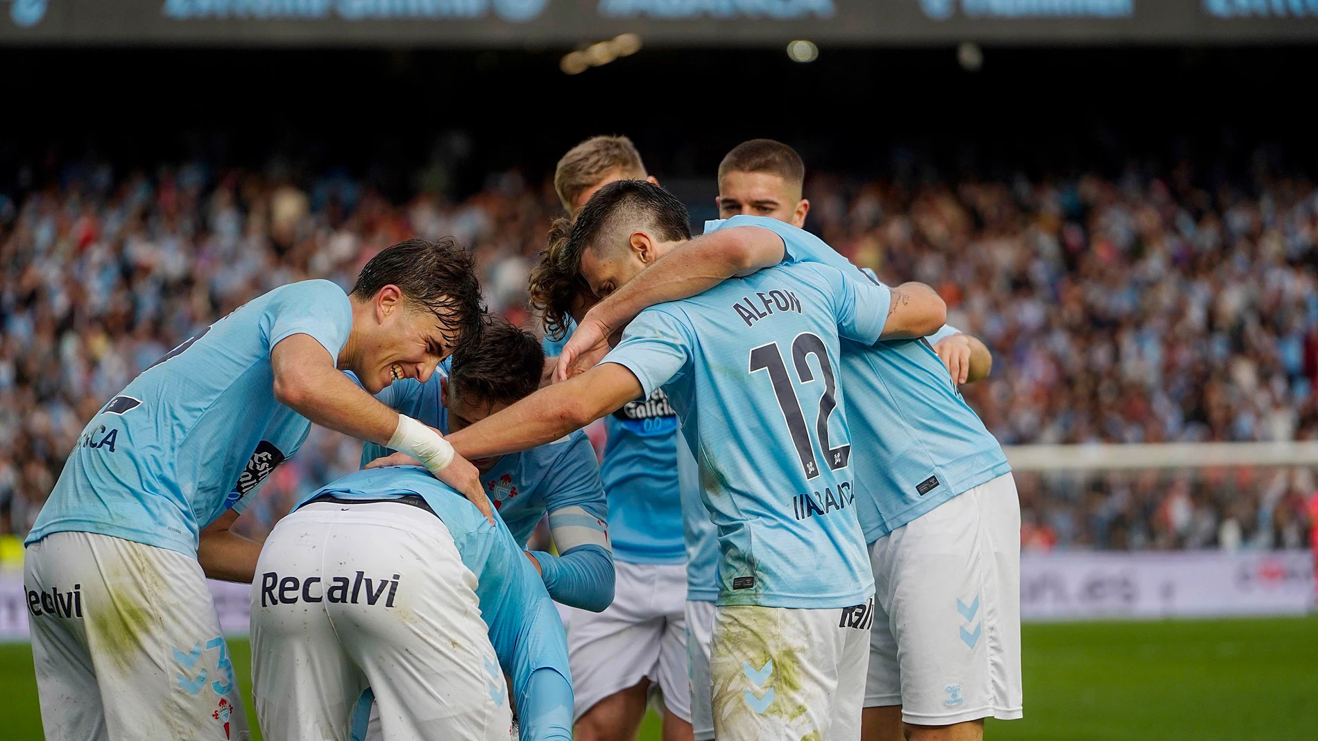 VIGO (PONTEVEDRA), 21/12/2024.- Los jugadores del Celta de Vigo celebran su segundo gol ante la Real Sociedad durante el partido de Liga disputado este sábado en el estadio Balaídos de Vigo. EFE / Salvador Sas