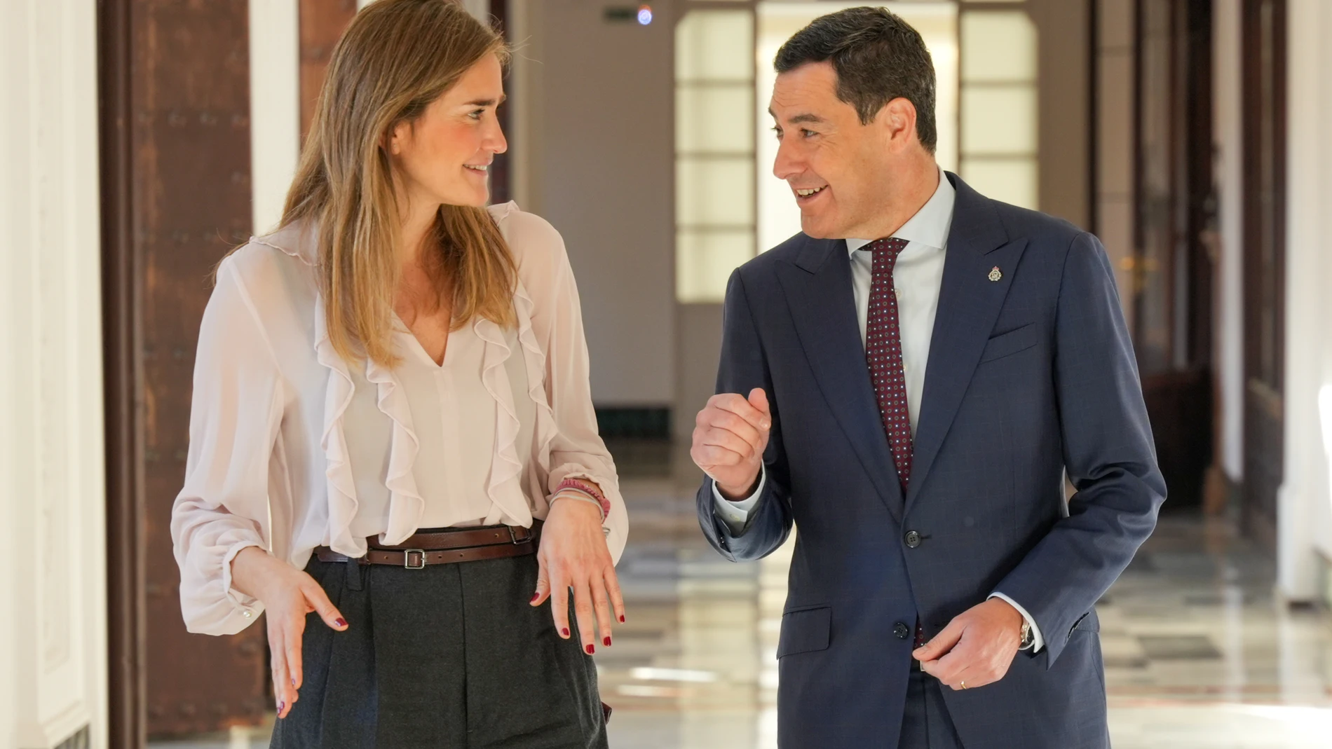 El presidente de la Junta de Andalucía, Juanma Moreno (d), y la vicepresidenta y ministra para la Transición Ecológica y el Reto Demográfico, Sara Aagesen (i), durante la reunión mantenida el día de hoy. A 21 de diciembre de 2024 en Sevilla, Andalucía (España). El presidente de la Junta de Andalucía, Juanma Moreno, y la vicepresidenta y ministra para la Transición Ecológica y el Reto Demográfico, Sara Aagesen, se reúnen en el Palacio de San Telmo para tratar los avances y desafíos de Andalucí...