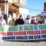 Un centenar de personas participa en Tábara (Zamora) en la concentración en Defensa de la Sanidad Pública