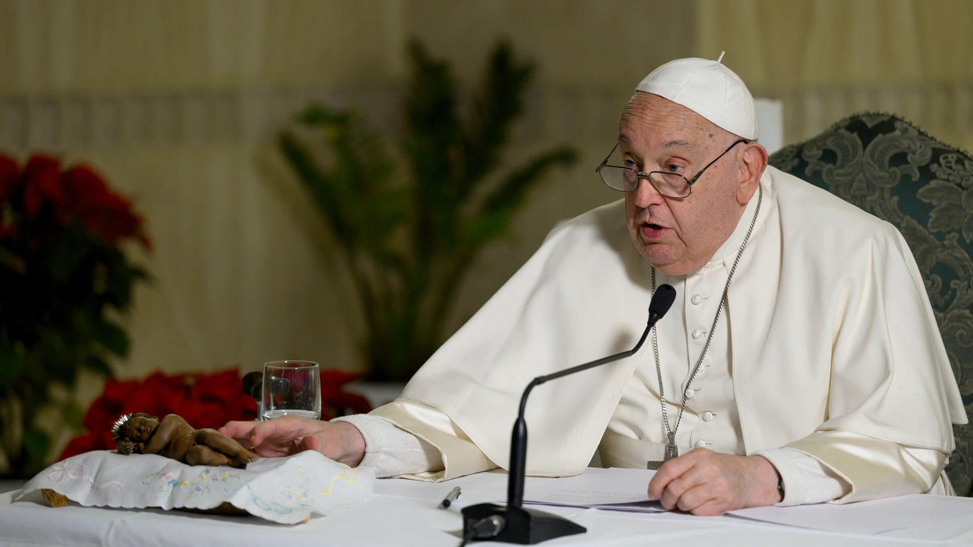 CIUDAD DEL VATICANO, 22/12/20224.- El papa Francisco preside este domingo el rezo del Ángelus dominical desde la capilla de su residencia vaticana, y no desde la ventana del Palacio Apostólico, para sanar un resfriado y como "precaución" antes de la Navidad. EFE/Simone Risoluti/Vatican Media SOLO USO EDITORIAL/SOLO DISPONIBLE PARA ILUSTRAR LA NOTICIA QUE ACOMPAÑA (CRÉDITO OBLIGATORIO)