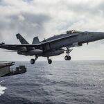 Un avión de combate F/A-18 de EEUU en el Mar Rojo en una foto de archivo