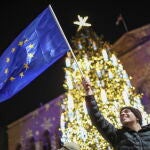Una manifestantes sostiene una bandera europea en una protesta en Tiblisi