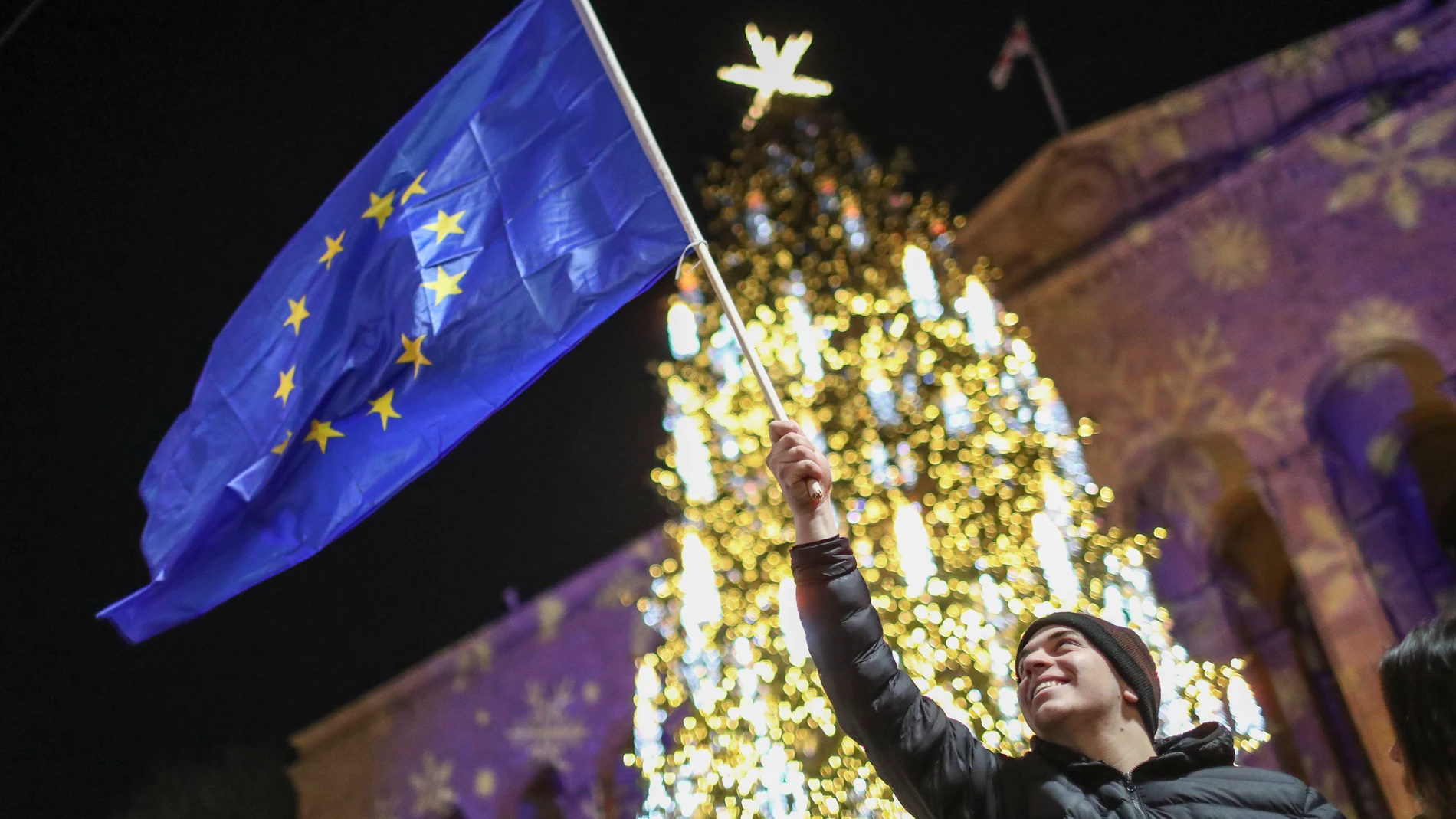 Tbilisi (Georgia), 22/12/2024.- A supporter of the Georgian opposition holds Georgian flag during a protest in front of the Georgian Parliament in Tbilisi, Georgia, 22 December 2024. Georgian lawmakers elected Mikheil Kavelashvili as the country's new president in a controversial parliamentary vote on 14 December that sparked accusations of illegitimacy and protests. Georgia's outgoing president Salome Zourabichvili has condemned Kavelashvili's appointment as 'illegitimate' and declared herse...