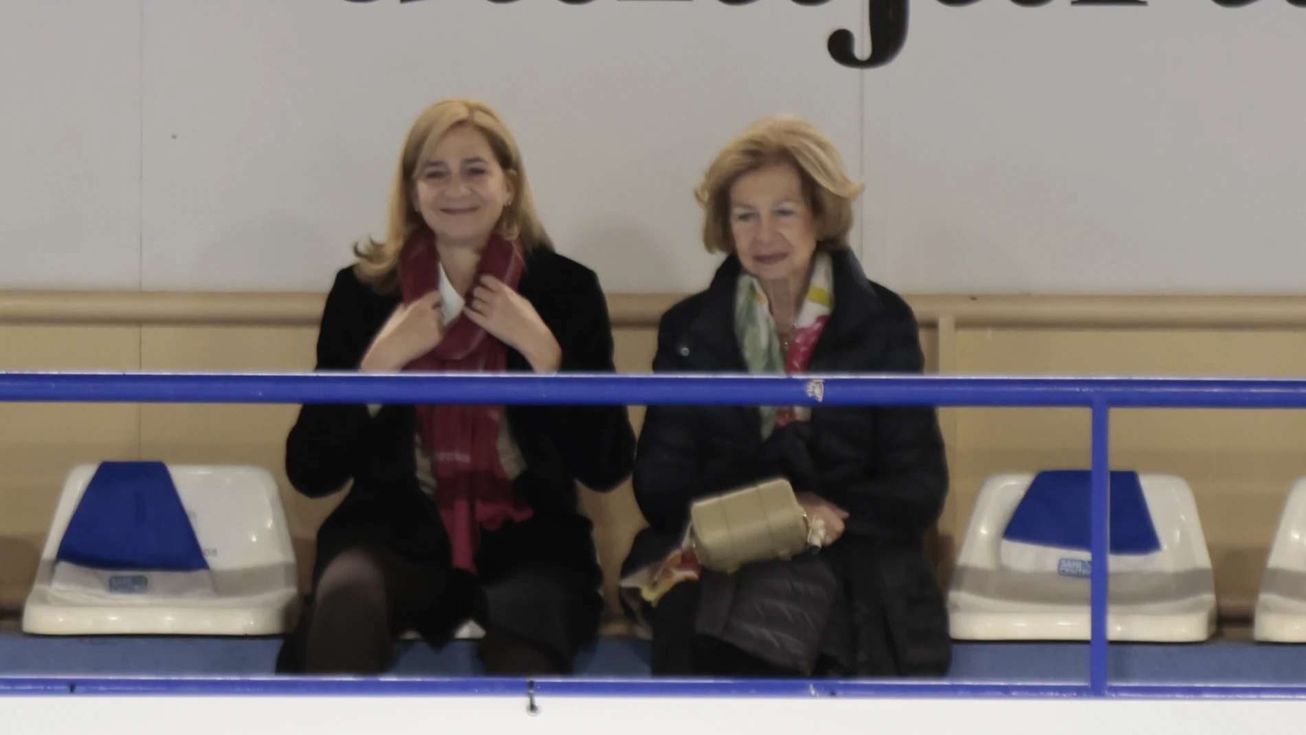 Los looks de la Infanta Cristina y la Reina Sofía.
