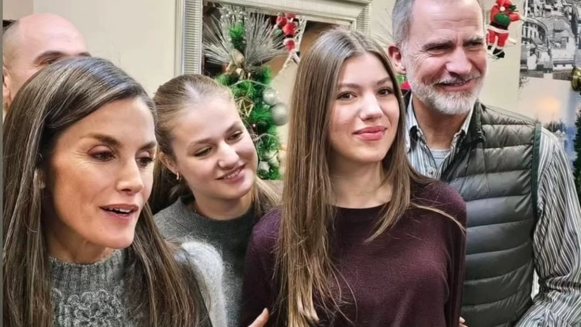 Los looks de la Reina Letizia, Leonor y Sofía en Catarroja.