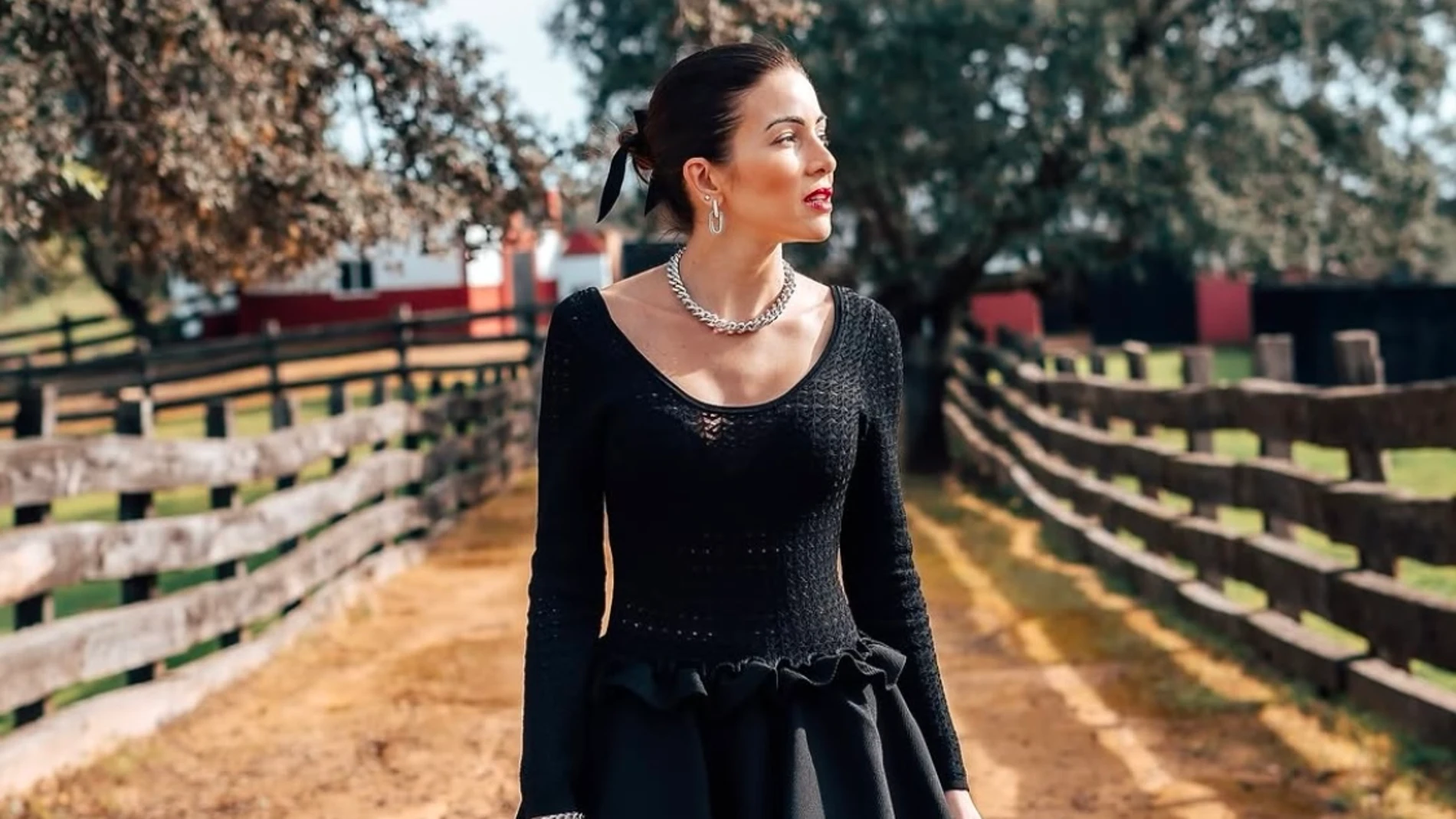 Virgina Troconis con vestido negro.