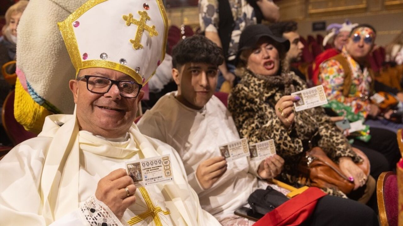 https://fotografias-2.larazon.es/clipping/cmsimages01/2024/12/22/4D6424B6-69B7-422A-9DCF-30FD4C9BF877/papa-loteria-navidad_69.jpg?crop=720%2C405%2Cx0%2Cy61&format=jpg&height=720&optimize=low&width=1280