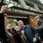 El líder del PP, Alberto Núñez Feijóo, a las puertas del comercio centenario de turrones artesanos, Casa Mira. 