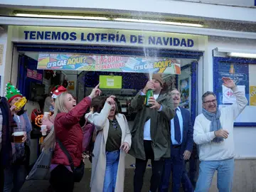 Premios del Sorteo Extraordinario de la Lotería de Navidad 2024 en Andalucía Agraciados celebran junto al propietario del restaurante 'La Manuela', Manuel Martínez (3d); que ha vendido gran parte de los de décimos, y al responsable de la Administración de Lotería Ntra. Sra. Virgen de la Regla (2d); el segundo premio del Sorteo Extraordinario de Lotería de Navidad, el número 40014, con 56,2 millones de euros concentrados en Chipiona. A 22 de diciembre de 2024, en Chipiona, Cádiz (Andalucía, España). El Estado reparte hoy un total de 2.702 millones de euros en premios,...