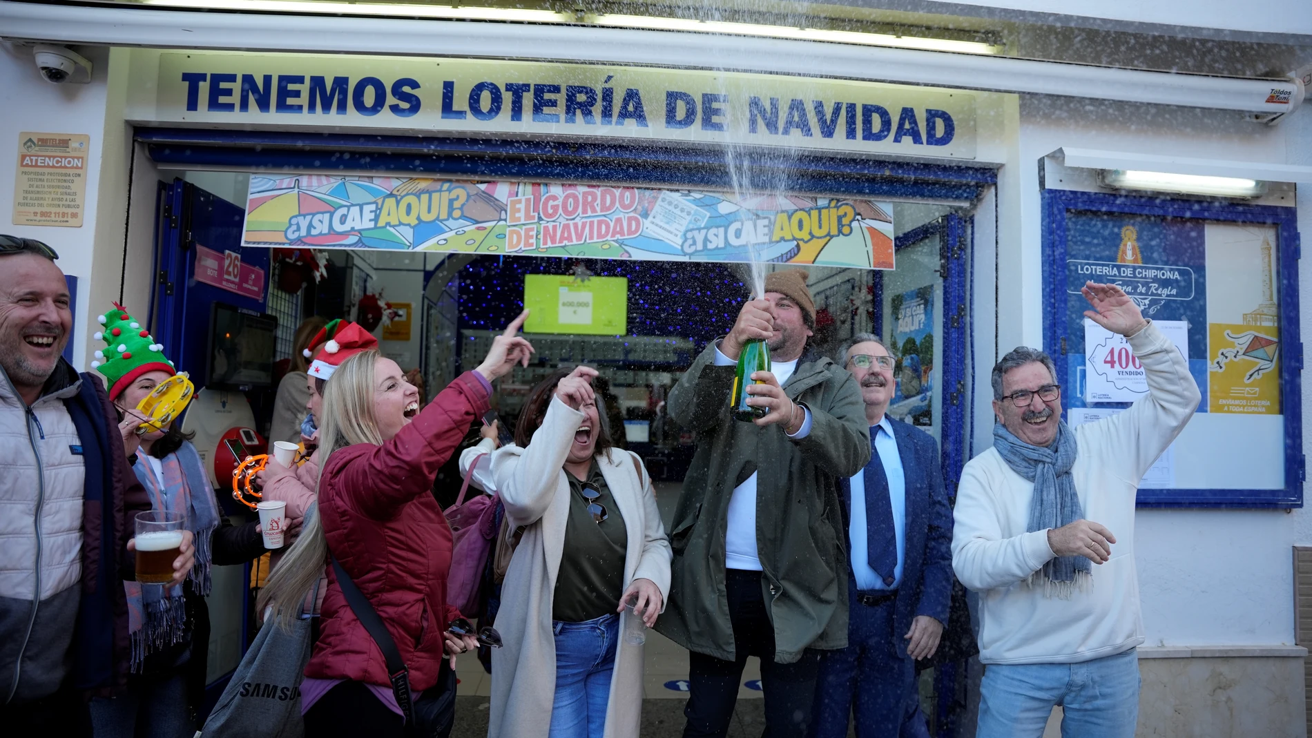 Agraciados celebran junto al propietario del restaurante 'La Manuela', Manuel Martínez (3d); que ha vendido gran parte de los de décimos, y al responsable de la Administración de Lotería Ntra. Sra. Virgen de la Regla (2d); el segundo premio del Sorteo Extraordinario de Lotería de Navidad, el número 40014, con 56,2 millones de euros concentrados en Chipiona. A 22 de diciembre de 2024, en Chipiona, Cádiz (Andalucía, España). El Estado reparte hoy un total de 2.702 millones de euros en premios,...