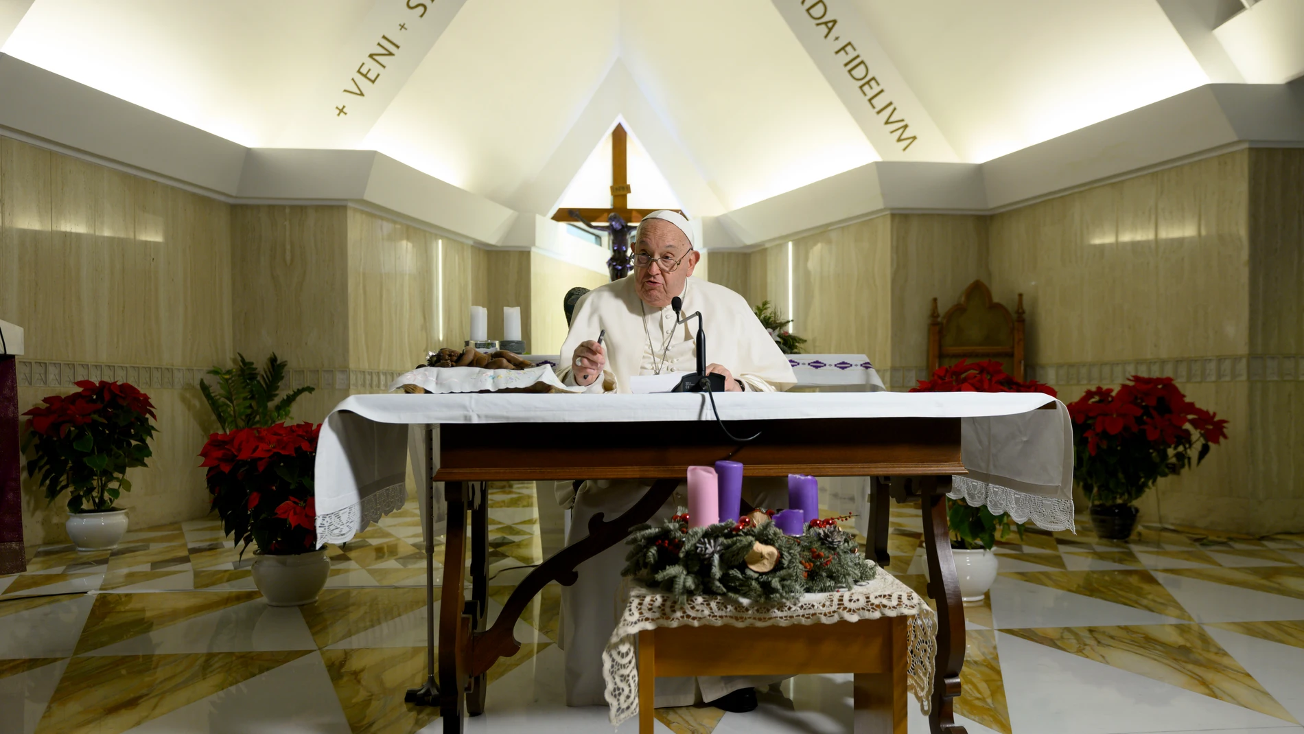 CIUDAD DEL VATICANO, 22/12/20224.- El papa Francisco preside este domingo el rezo del Ángelus dominical desde la capilla de su residencia vaticana, y no desde la ventana del Palacio Apostólico, para sanar un resfriado y como "precaución" antes de la Navidad. EFE/Simone Risoluti/Vatican Media SOLO USO EDITORIAL/SOLO DISPONIBLE PARA ILUSTRAR LA NOTICIA QUE ACOMPAÑA (CRÉDITO OBLIGATORIO)