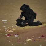 Un agente de los Tedax de la Policía Nacional durante un simulacro