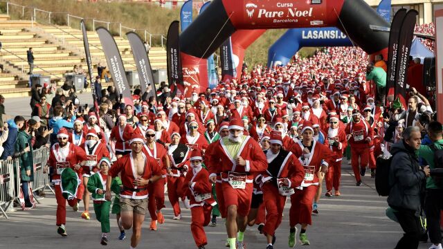 Unas 3.000 personas disfrazadas de Papá Noel y elfos participan en la I Carrera Papá Noel de Barcelona