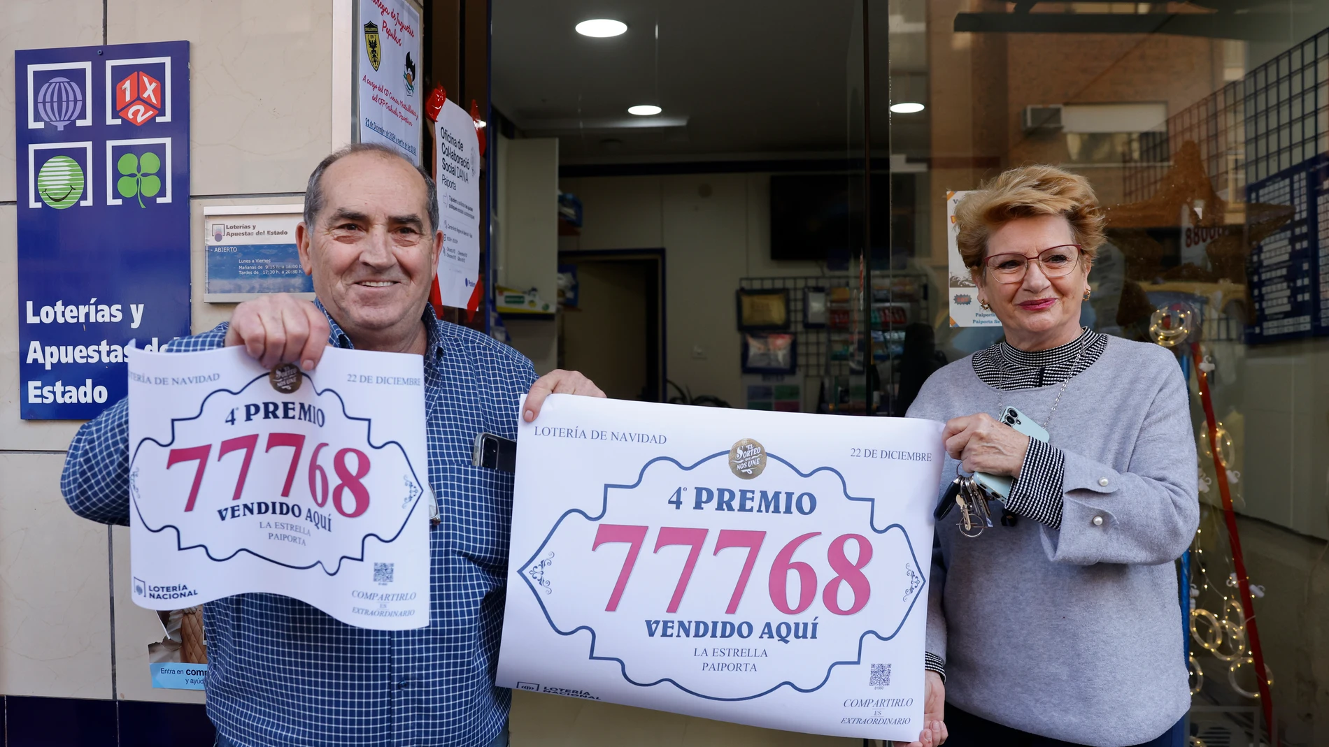 Los padres de la lotera de la administración "La estrella" muestran el cuarto premio, el número 77.768, que ha dejado 2.240.000 euros en diversos puntos de la Comunitat Valenciana