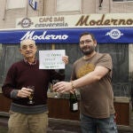 El bar 'El Moderno', de la localidad berciano de Columbrianos (León) reparte parte de un cuarto premio