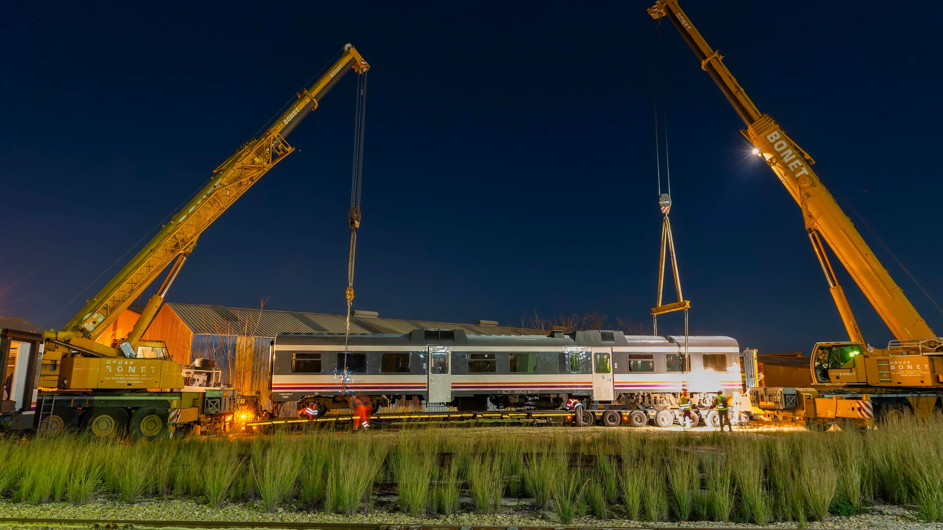 Renfe programa una operación especial para transportar unidades de Cercanías por carretera y recuperar todo el parque de trenes de València