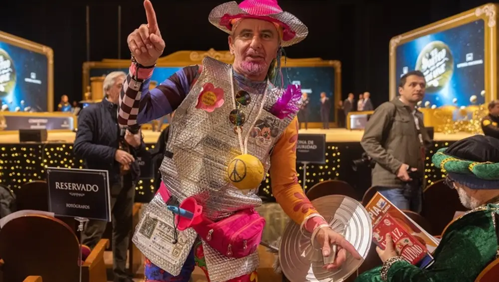 Un hombre vestido de Quijote en el Teatro Real