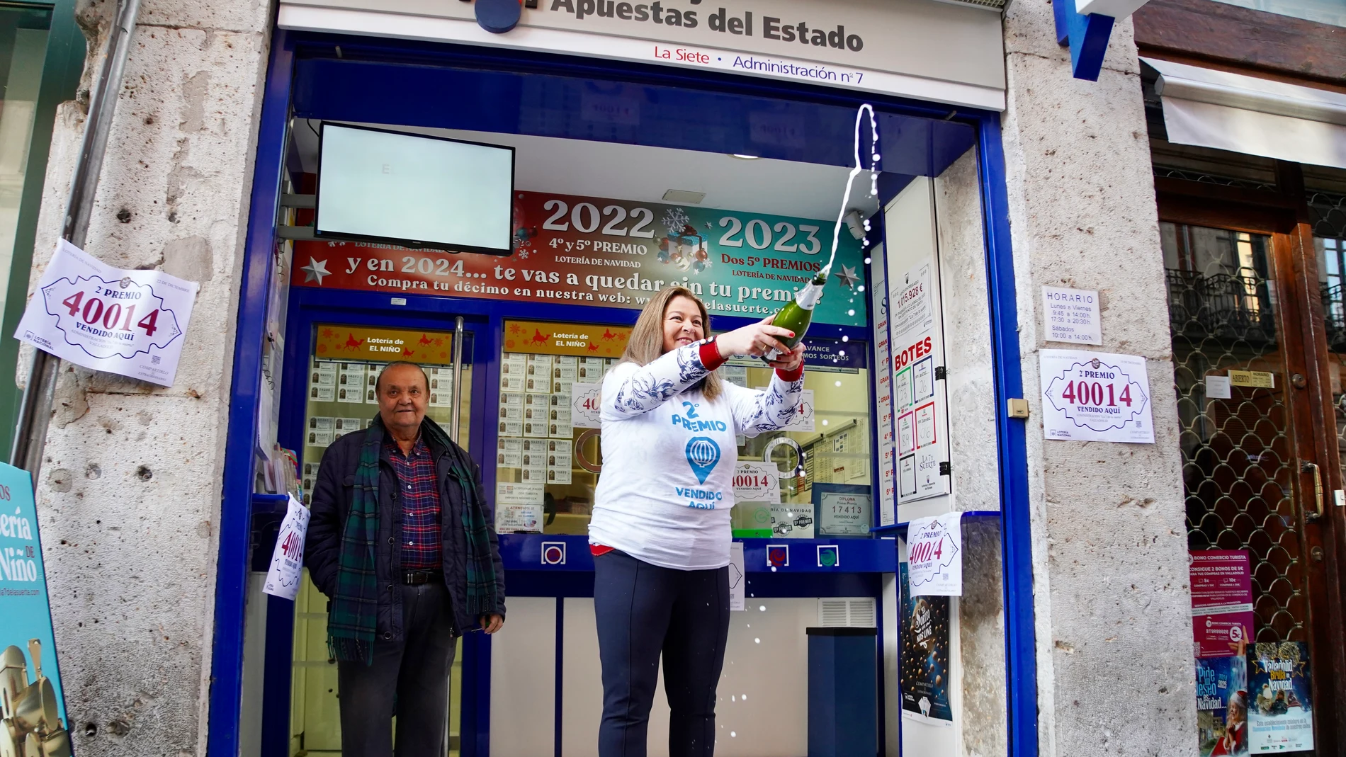 Celebración en la administración de la calle Lencería de Valladolid donde ha tocado el segundo premio