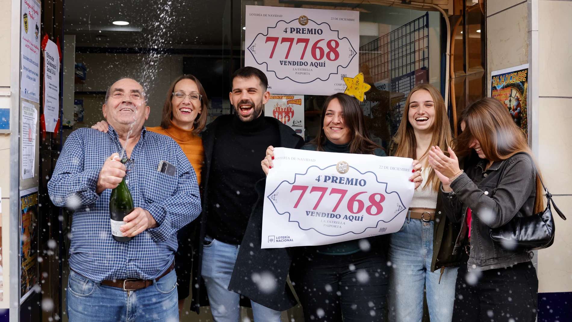 La lotera María del Carmen Rodríguez (3d) y su padre, Rafael Rodríguez (i), celebran a las puertas de la administración de lotería La Estrella de Paiporta (Valencia), ubicado cerca del barranco del Poio, tras haber vendido parte de un cuarto (el 77.768) y de un quinto premio (el 37.876) del Sorteo Extraordinario de Navidad, este domingo, este domingo en Paiporta