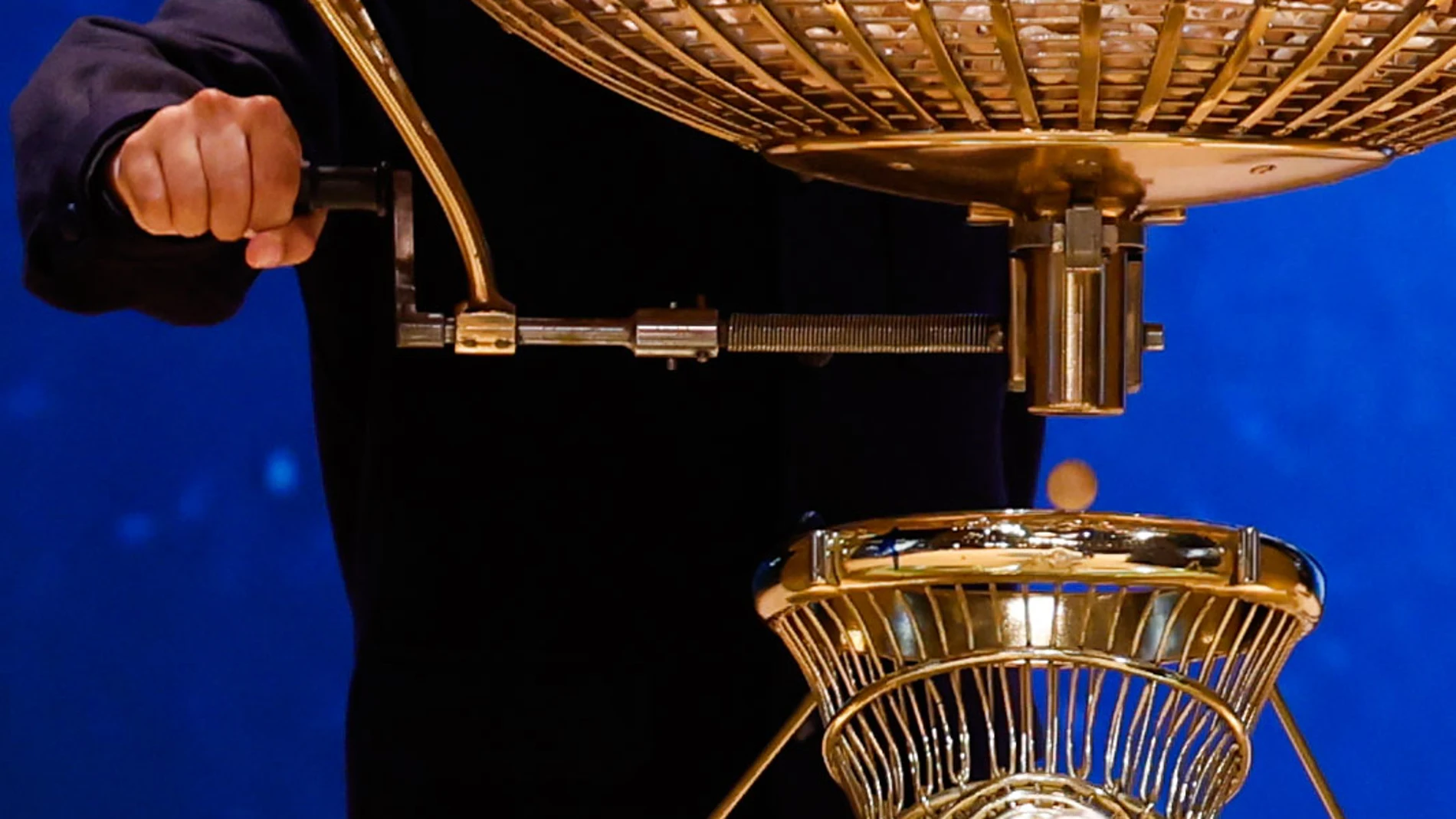 MADRID, 22/12/2024.- Un niño de San Ildenfonso extrae una bola de un bombo durante el sorteo de la Lotería de Navidad este domingo en el Teatro Real, en Madrid. EFE/Javier Lizón