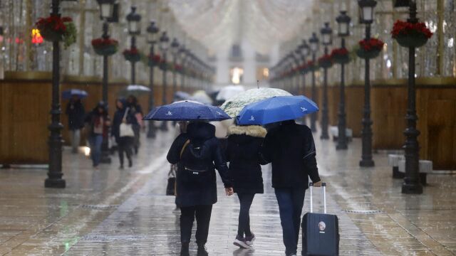 Las temperaturas aumentan este domingo en la Península y Baleares, con 10 CCAA en aviso por olas, viento, nieve y lluvia