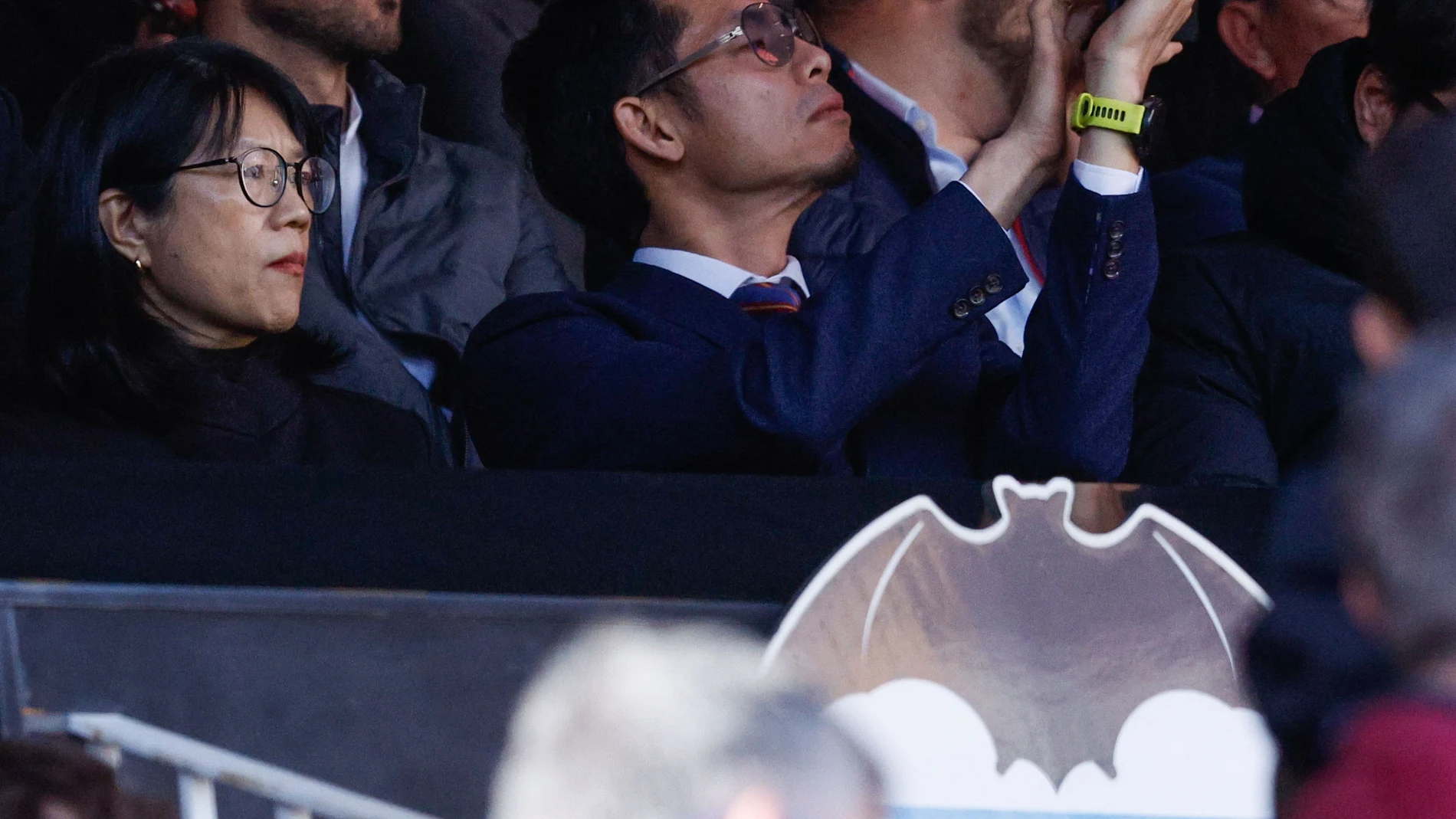 VALENCIA, 22/12/2024.- La presidenta del Valencia, Lay Hoon (i), en el palco antes del partido de LaLiga que enfrenta a su equipo contra el Alavés este domingo en el estadio de Mestalla en Valencia. EFE/ Kai Försterling
